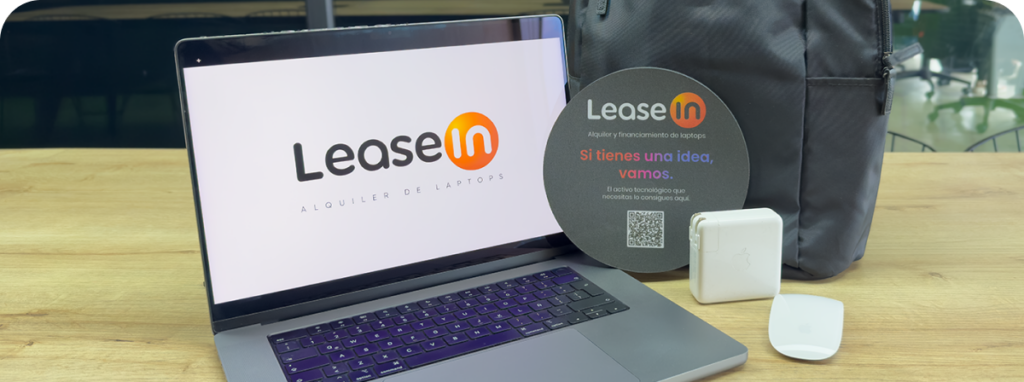 Laptop premium en escritorio moderno